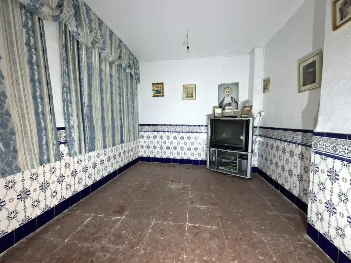 Sala d'estar de Casa adosada en venda en Guadix amb Balcó