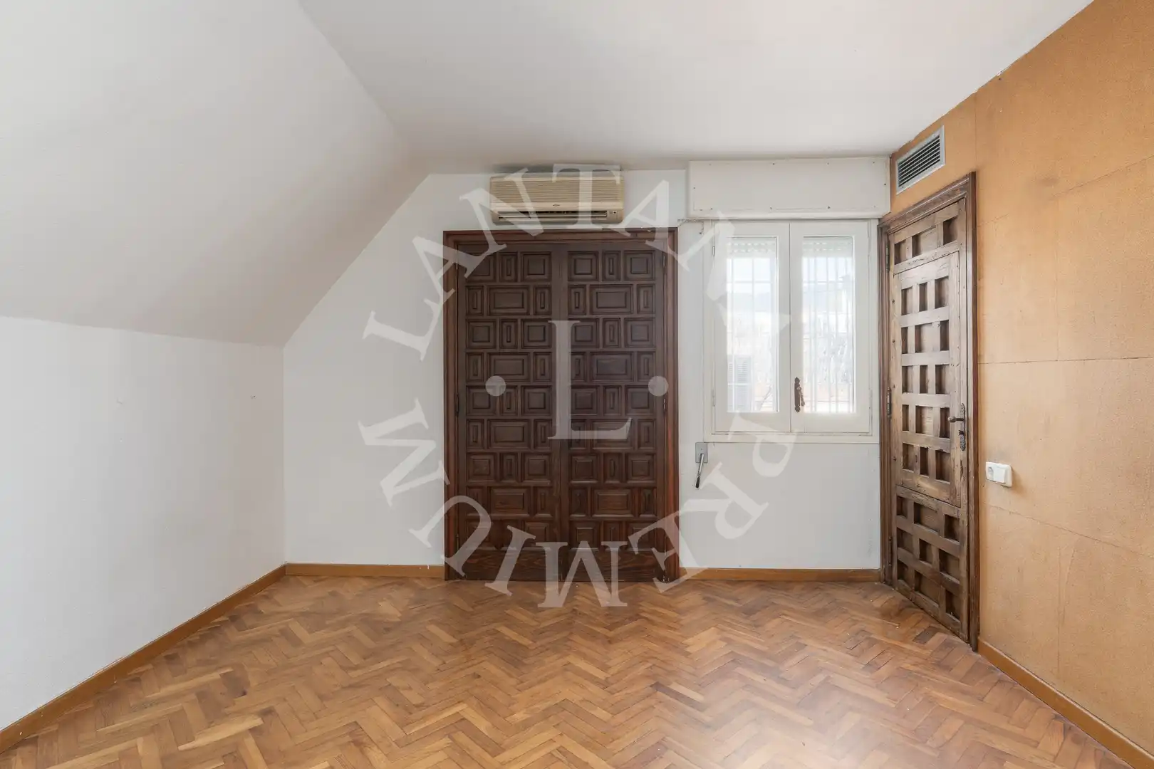Dachboden zum Verkauf in Barcelona mit Heizung, Parkett und Terrasse