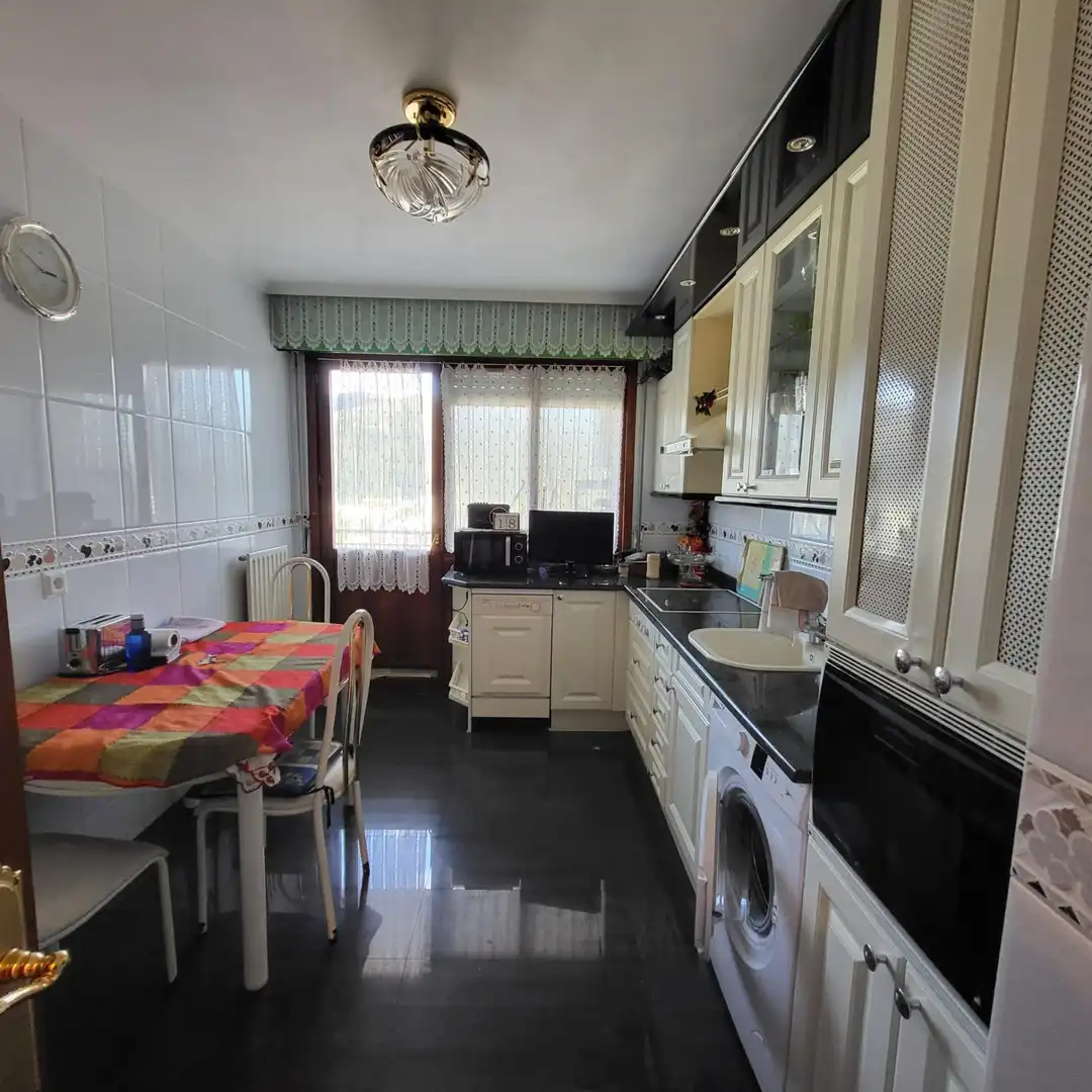 Cocina de Piso en venta en Basauri  con Calefacción, Terraza y Trastero