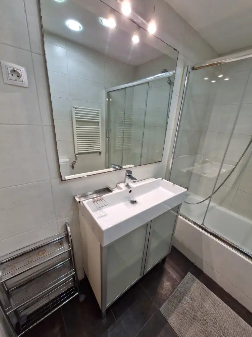 Badezimmer von Wohnung zur Miete in Leioa mit Heizung, Parkett und Möbliert