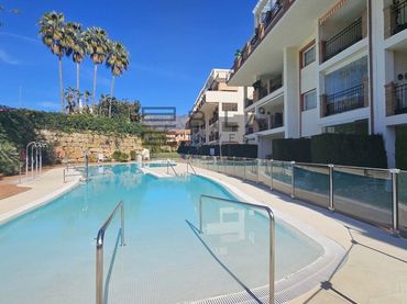 Piso con piscina en venta en Urb. El Limonar