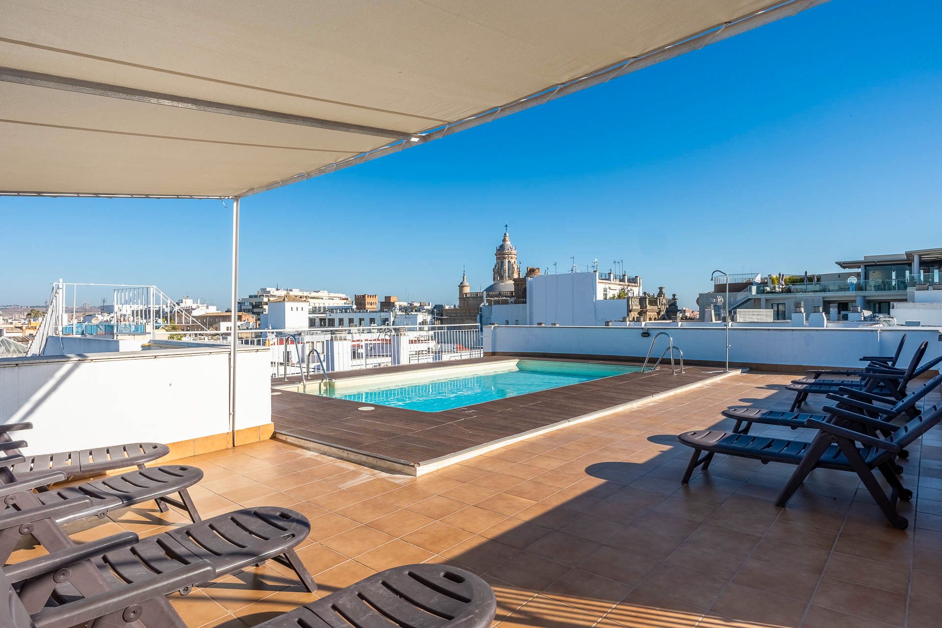 Piscina de Pis en venda en  Sevilla Capital amb Aire condicionat, Alarma i Piscina comunitària