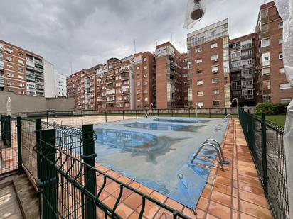 Swimming pool of Flat to rent in  Madrid Capital  with Air Conditioner, Heating and Furnished