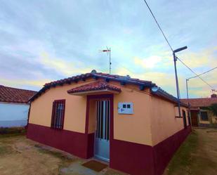 Vista exterior de Casa o xalet en venda en Pedrosillo de los Aires amb Calefacció i Moblat