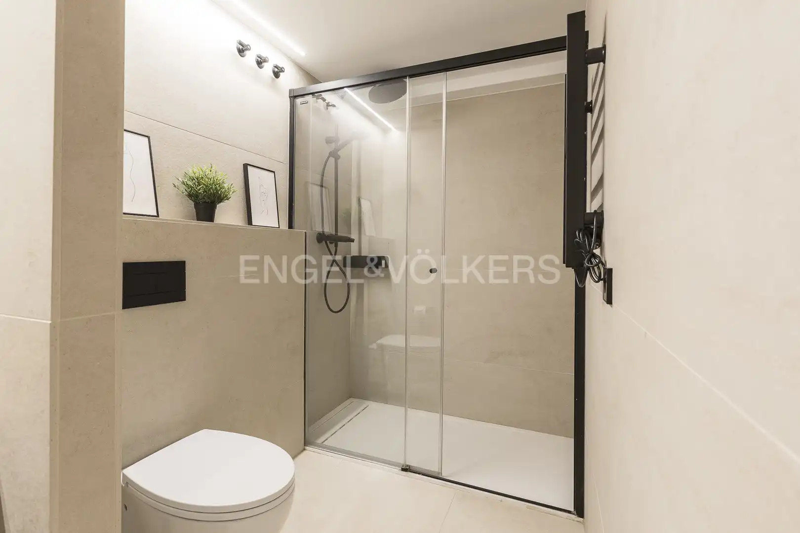 Badezimmer von Wohnung zur Miete in Barcelona mit Klimaanlage, Heizung und Parkett