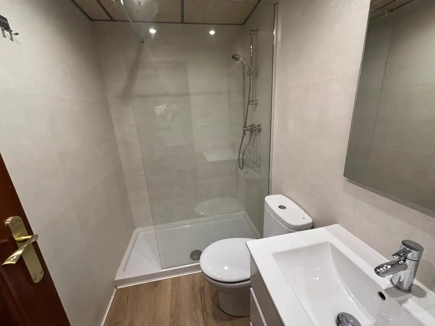 Baño de Piso de alquiler en Zaragoza con Calefacción, Parquet y Horno