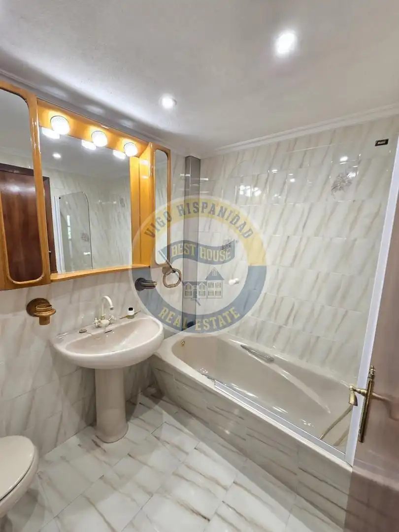 Baño de Piso de alquiler en Vigo  con Calefacción, Parquet y Balcón