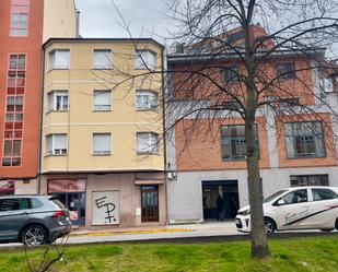 Vista exterior de Pis en venda en Ponferrada amb Parquet, Moblat i Balcó