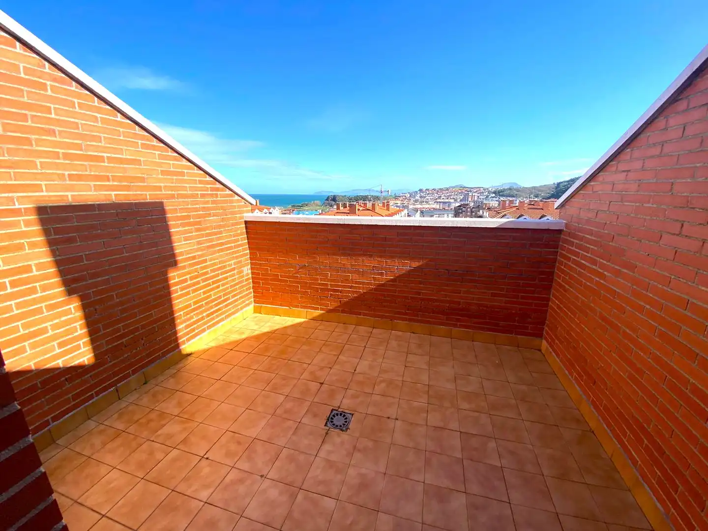 Terrassa de Casa adosada en venda en Castro-Urdiales amb Calefacció, Parquet i Terrassa