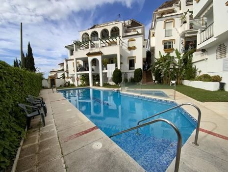 Vista exterior de Pis en venda en Marbella amb Terrassa i Piscina comunitària