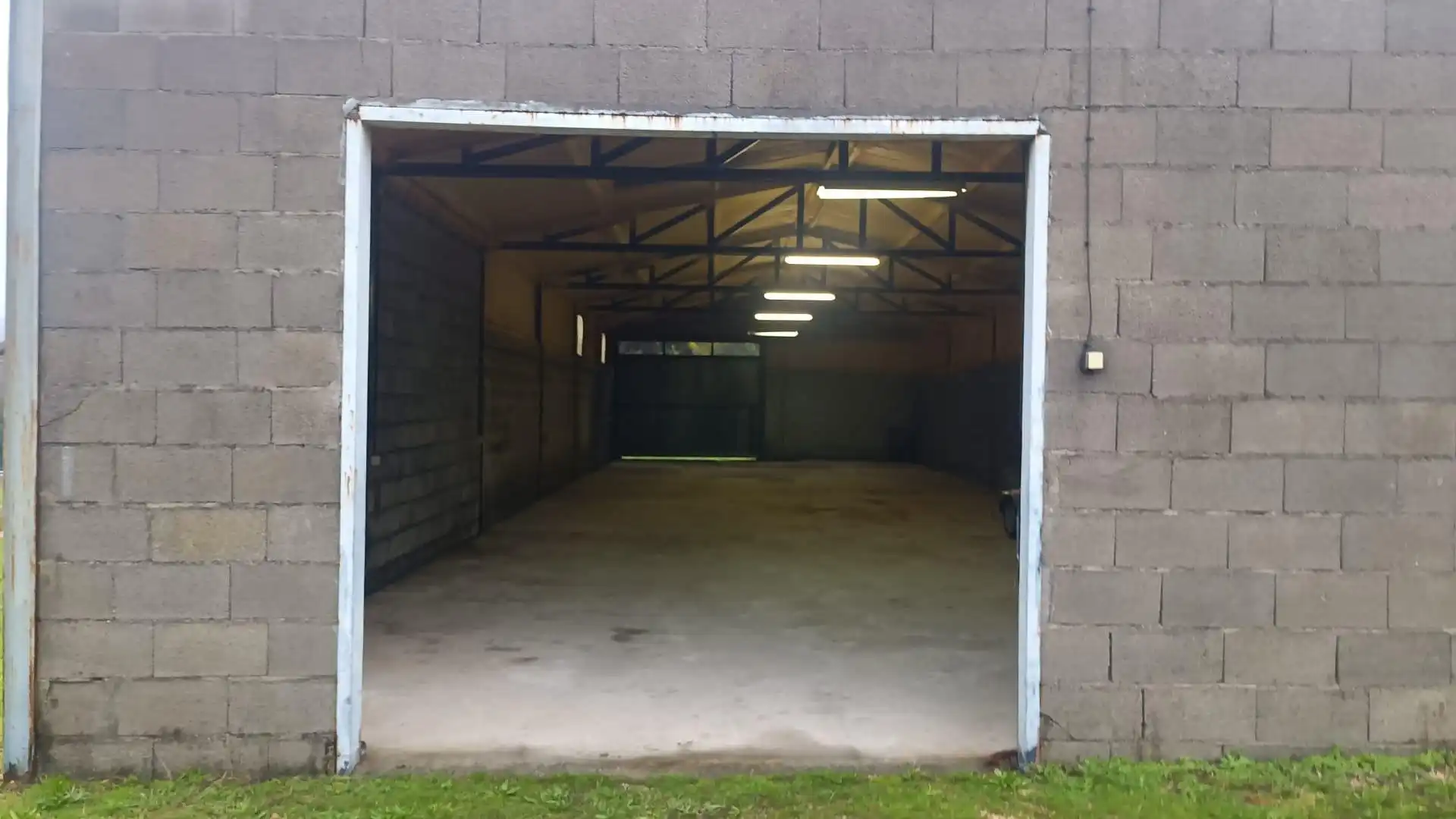 Parkplatz von Fabrikhallen zur Miete in Salceda de Caselas