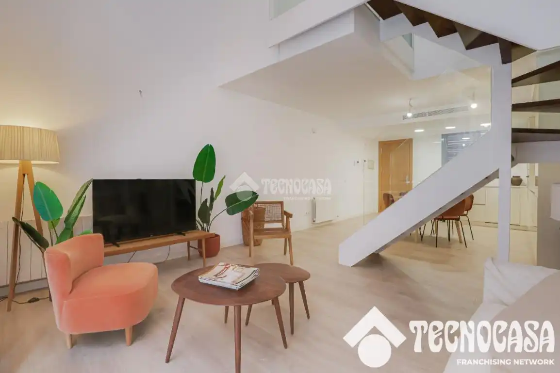 Sala d'estar de Pis en venda en Barcelona amb Aire condicionat i Parquet