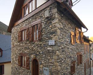 Exterior view of House or chalet for sale in Naut Aran  with Furnished