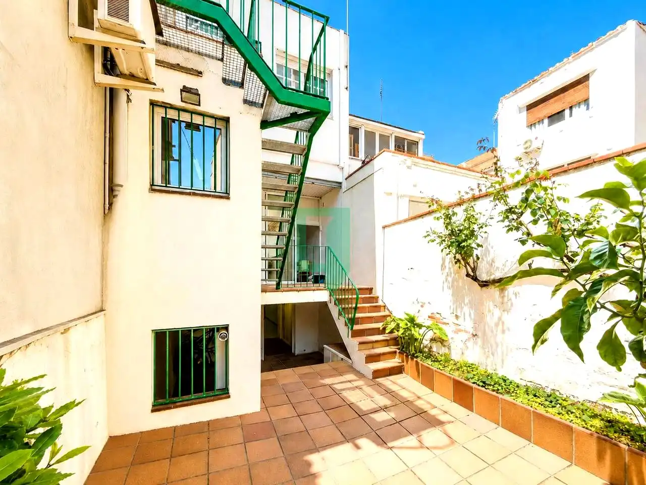 Vista exterior de Casa o xalet en venda en Badalona amb Aire condicionat, Calefacció i Jardí privat