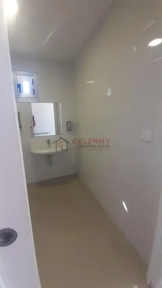 Badezimmer von Geschaftsraum zum Verkauf in Vilar de Santos mit Klimaanlage und Möbliert