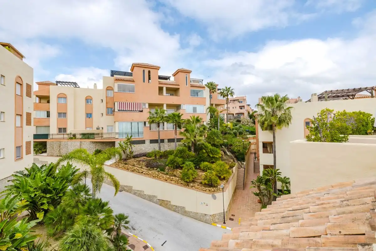 Vista exterior de Àtic en venda en Mijas amb Aire condicionat, Calefacció i Jardí privat