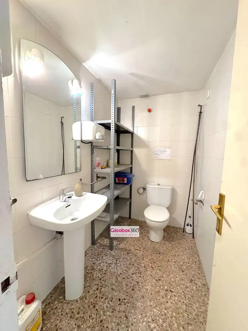 Bany de Local de lloguer en Reus amb Aire condicionat