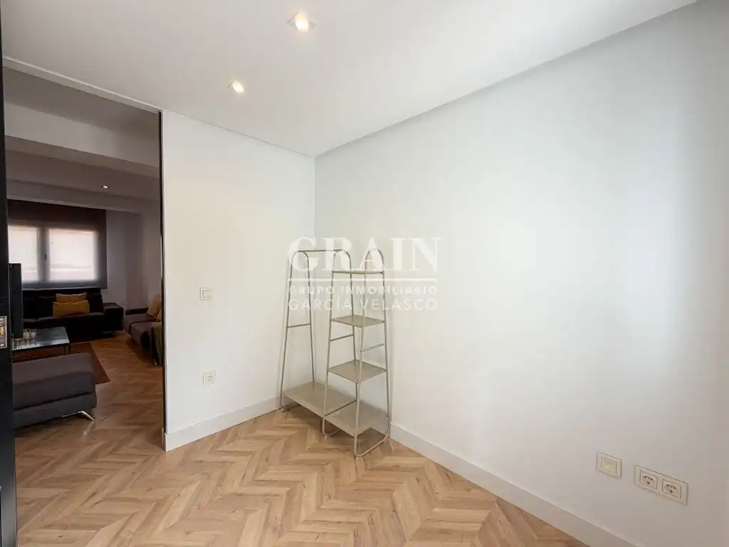 Schlafzimmer von Dachboden zur Miete in Albacete mit Heizung, Terrasse und Balkon