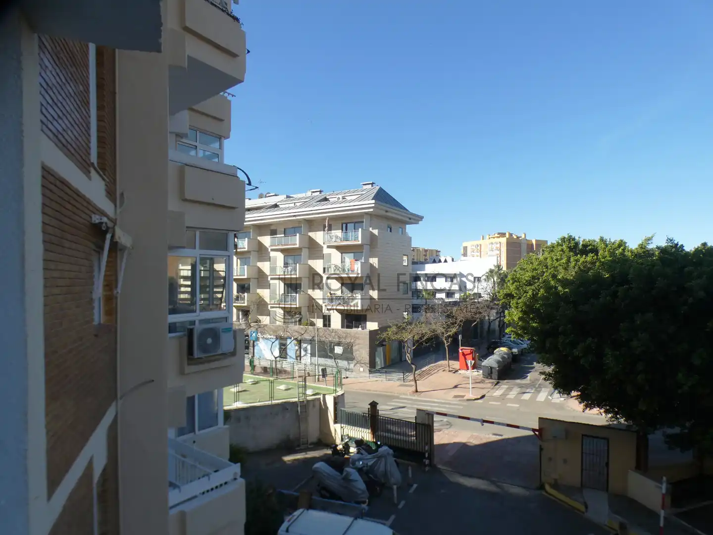 Vista exterior de Pis en venda en Benalmádena amb Jardí privat, Moblat i Balcó