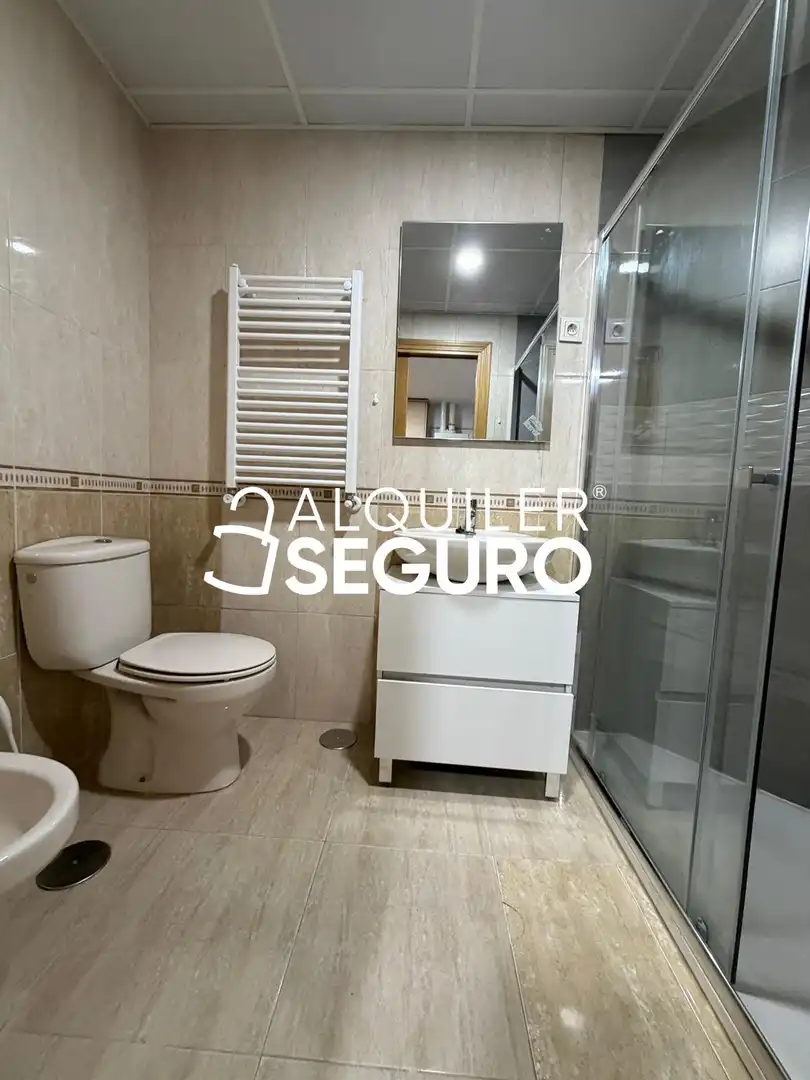 Badezimmer von Loft zur Miete in Madrid mit Heizung, Abstellraum und Möbliert