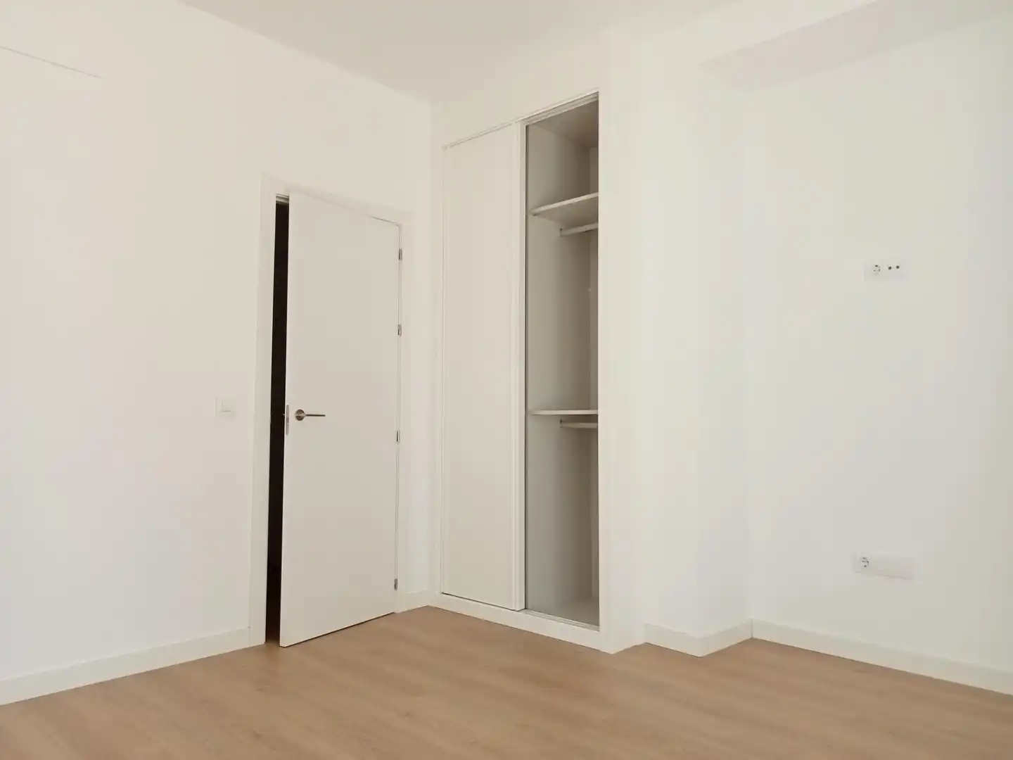 Schlafzimmer von Dachboden zur Miete in Espartinas mit Klimaanlage, Terrasse und Abstellraum
