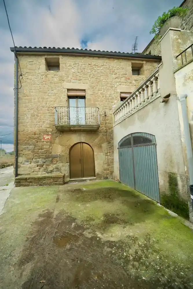 Vista exterior de Casa adosada en venda en Guissona amb Balcó