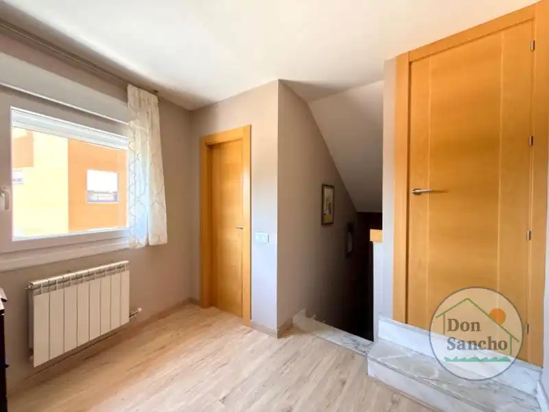 Casa adosada en venta en Santovenia de Pisuerga con Calefacción y Terraza