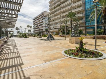 Piso con balcón en venta en Calle Alonso de Bazán, 3, Marbella, Spain 3