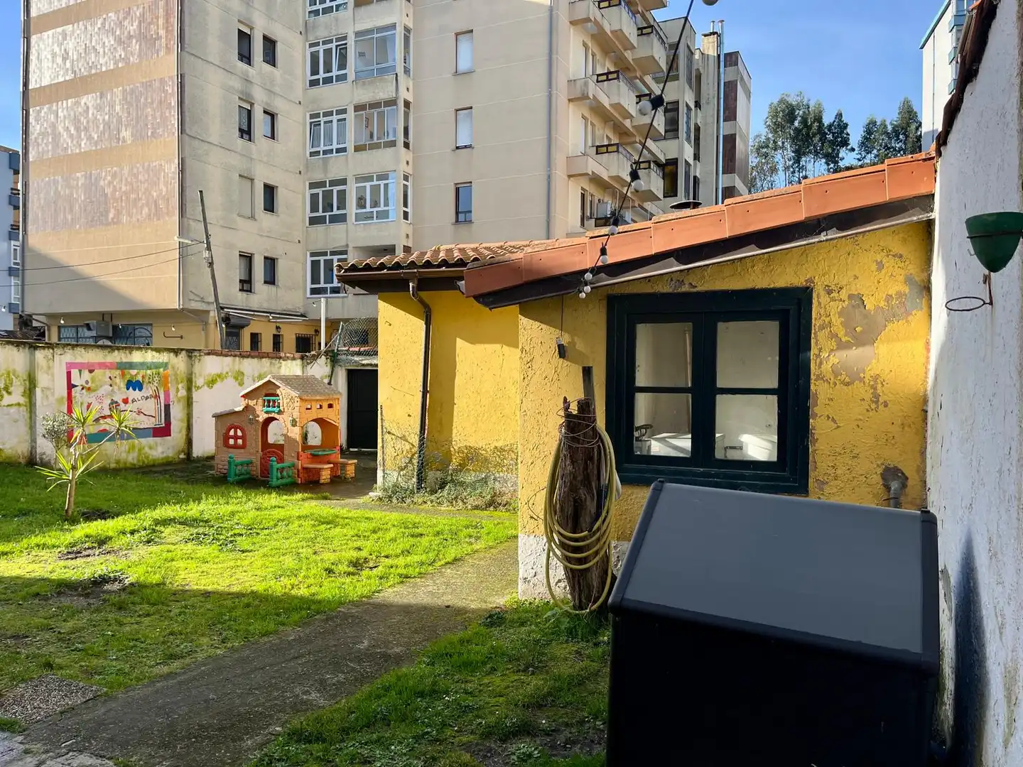 Vista exterior de Casa o xalet en venda en Castrillón amb Calefacció, Jardí privat i Terrassa