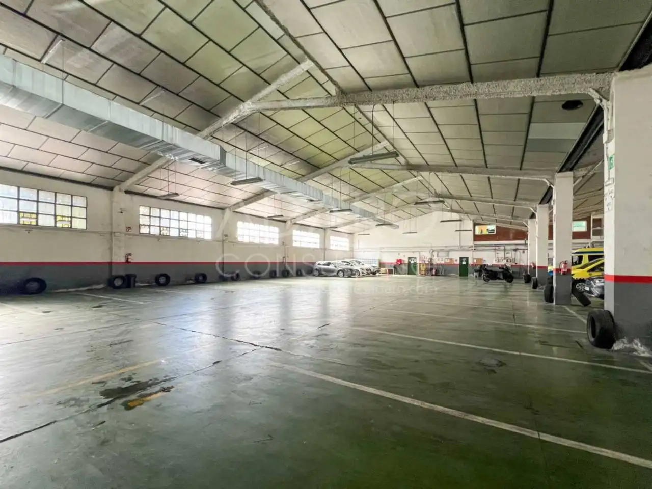 Parkplatz von Fabrikhallen zur Miete in Leganés mit Alarm