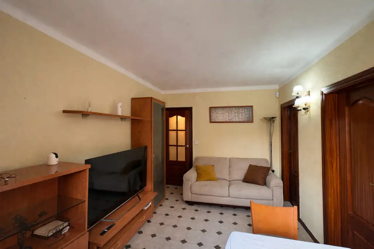 Sala de estar de Piso en venta en L'Hospitalet de Llobregat con Calefacción, Horno y Alarma