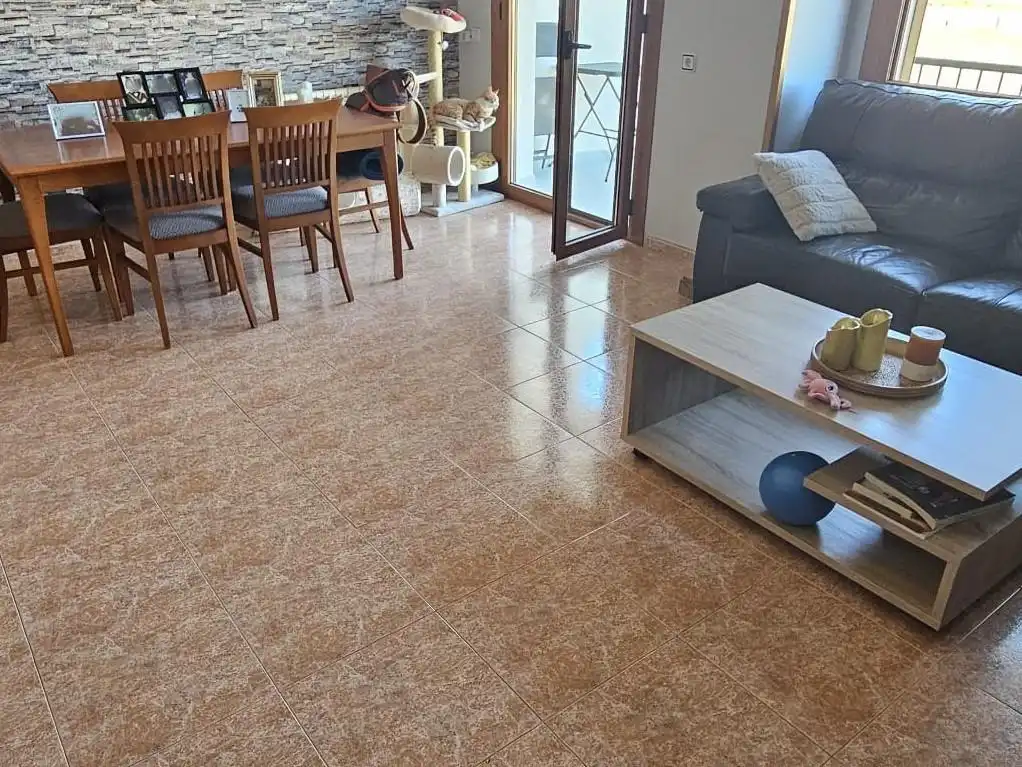 Wohnzimmer von Einfamilien-Reihenhaus zum Verkauf in Malgrat de Mar mit Klimaanlage, Heizung und Privatgarten