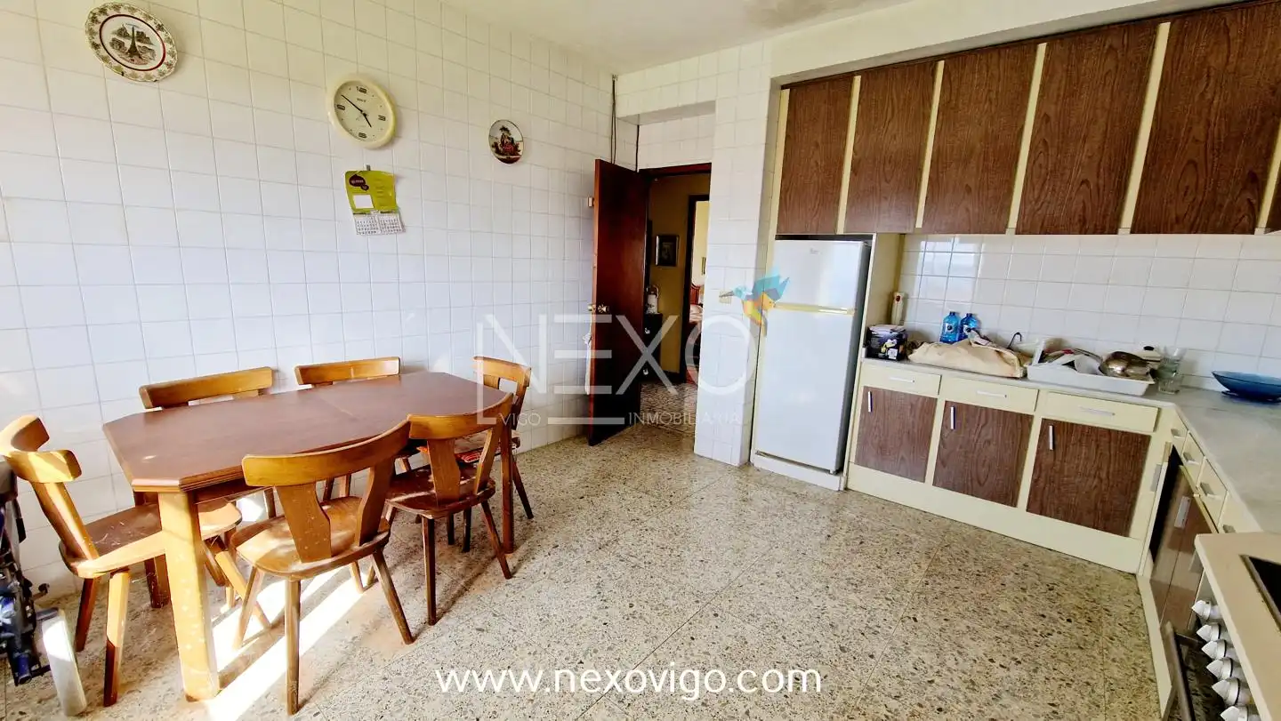 Cuina de Casa o xalet en venda en Cangas  amb Calefacció, Jardí privat i Parquet