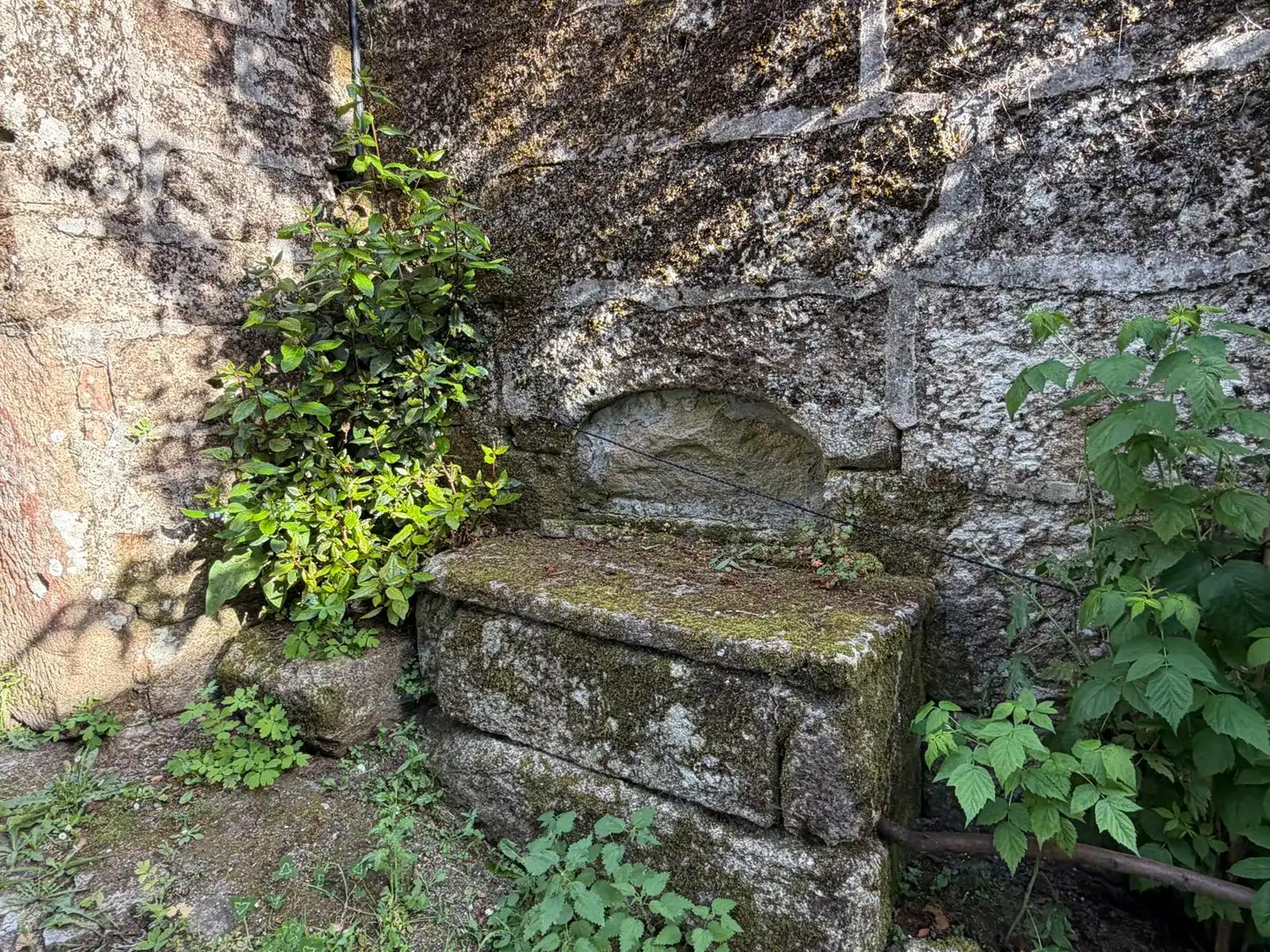 Außenansicht von Einfamilien-Reihenhaus zum Verkauf in San Cristovo de Cea mit Privatgarten und Balkon