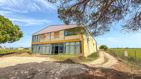 Nave industrial con vivienda y gran terreno en venta en Deltebre