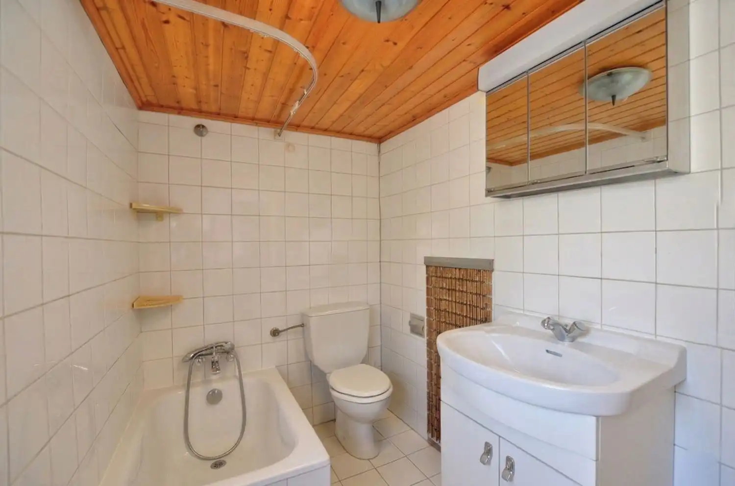 Badezimmer von Wohnung zum Verkauf in Salas mit Schwimmbad