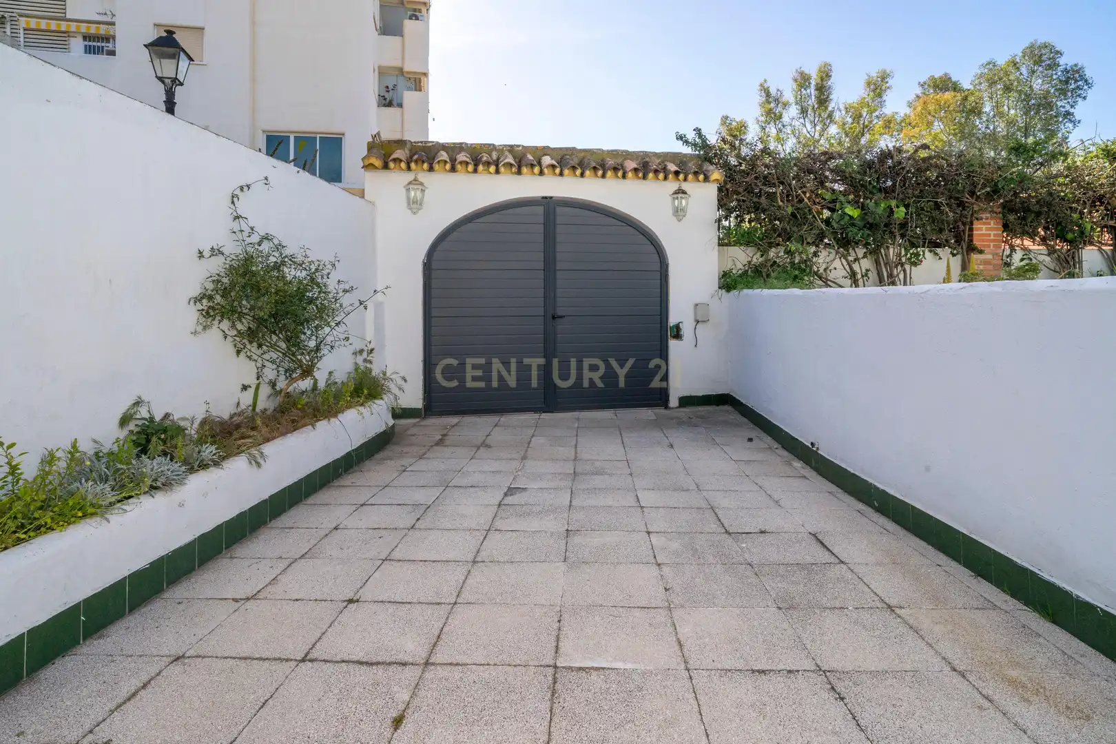 Vista exterior de Casa o xalet en venda en Fuengirola amb Aire condicionat, Jardí privat i Traster