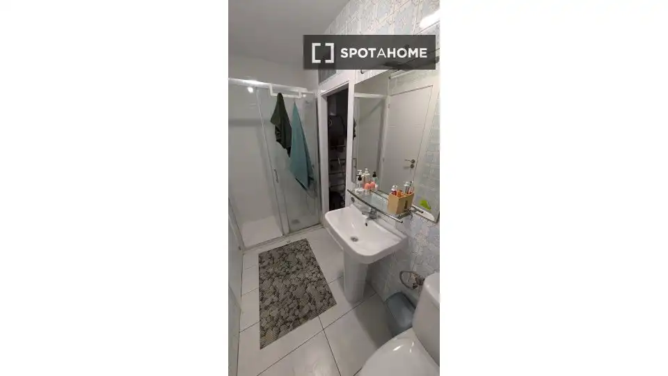 Bathroom of Flat for share in Barcelona  with Air Conditioner, Heating and Furnished