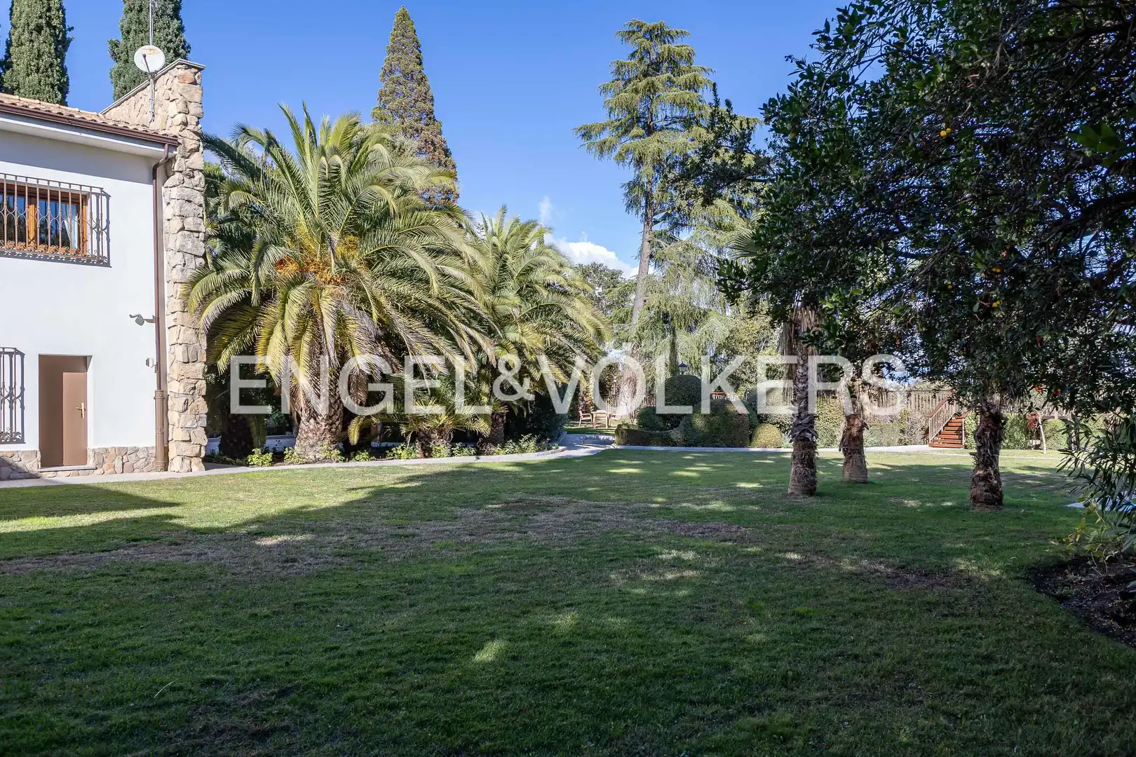 Vista exterior de Casa o xalet de lloguer en Madrid amb Aire condicionat, Calefacció i Jardí privat