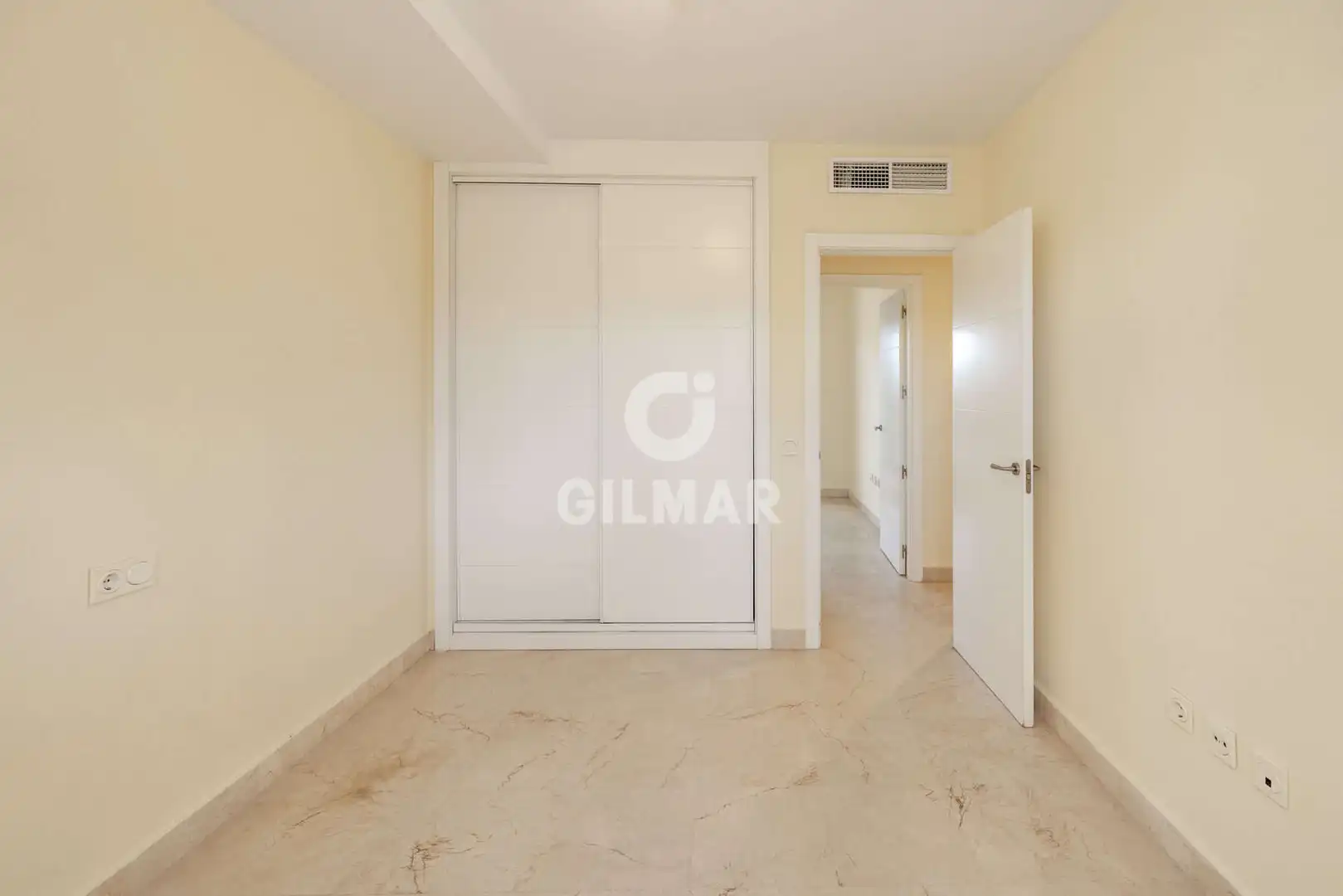 Habitación de Dúplex en venta en Estepona con Calefacción, Jardín privado y Piscina