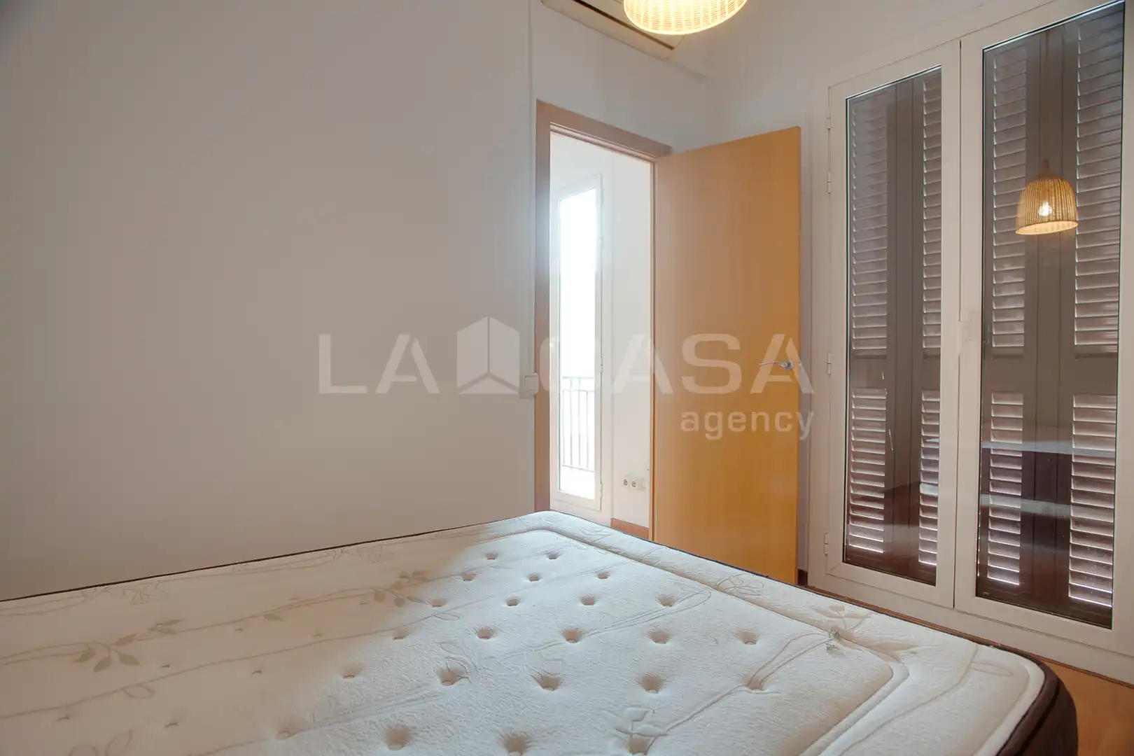 Schlafzimmer von Wohnung zum Verkauf in Barcelona mit Klimaanlage, Abstellraum und Ofen