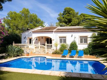 House with pool for sale in Sirlot
