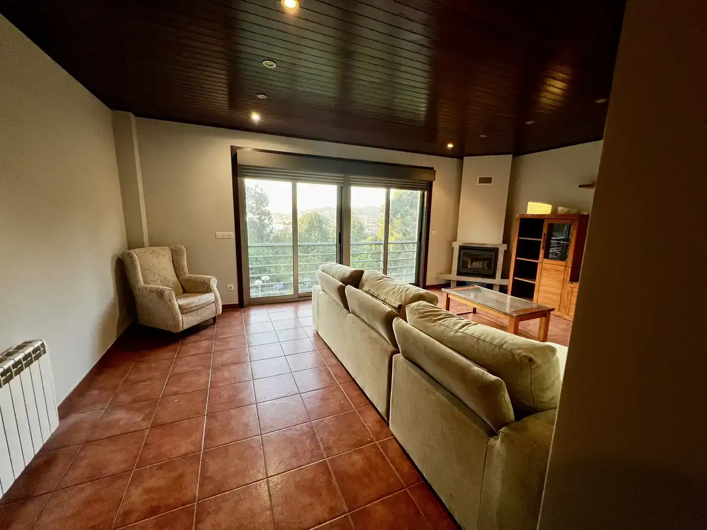Sala de estar de Piso en venta en Cangas  con Jardín privado, Parquet y Piscina