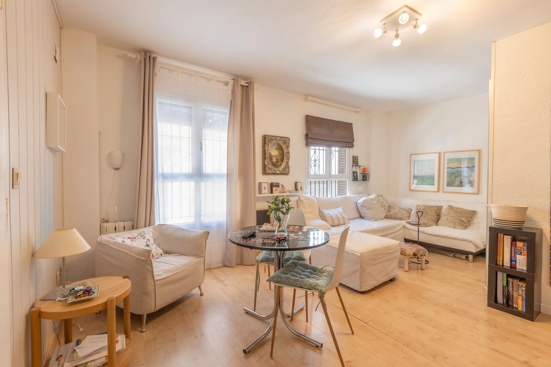 Living room of Apartment for sale in  Granada Capital  with Heating, Parquet flooring and Terrace