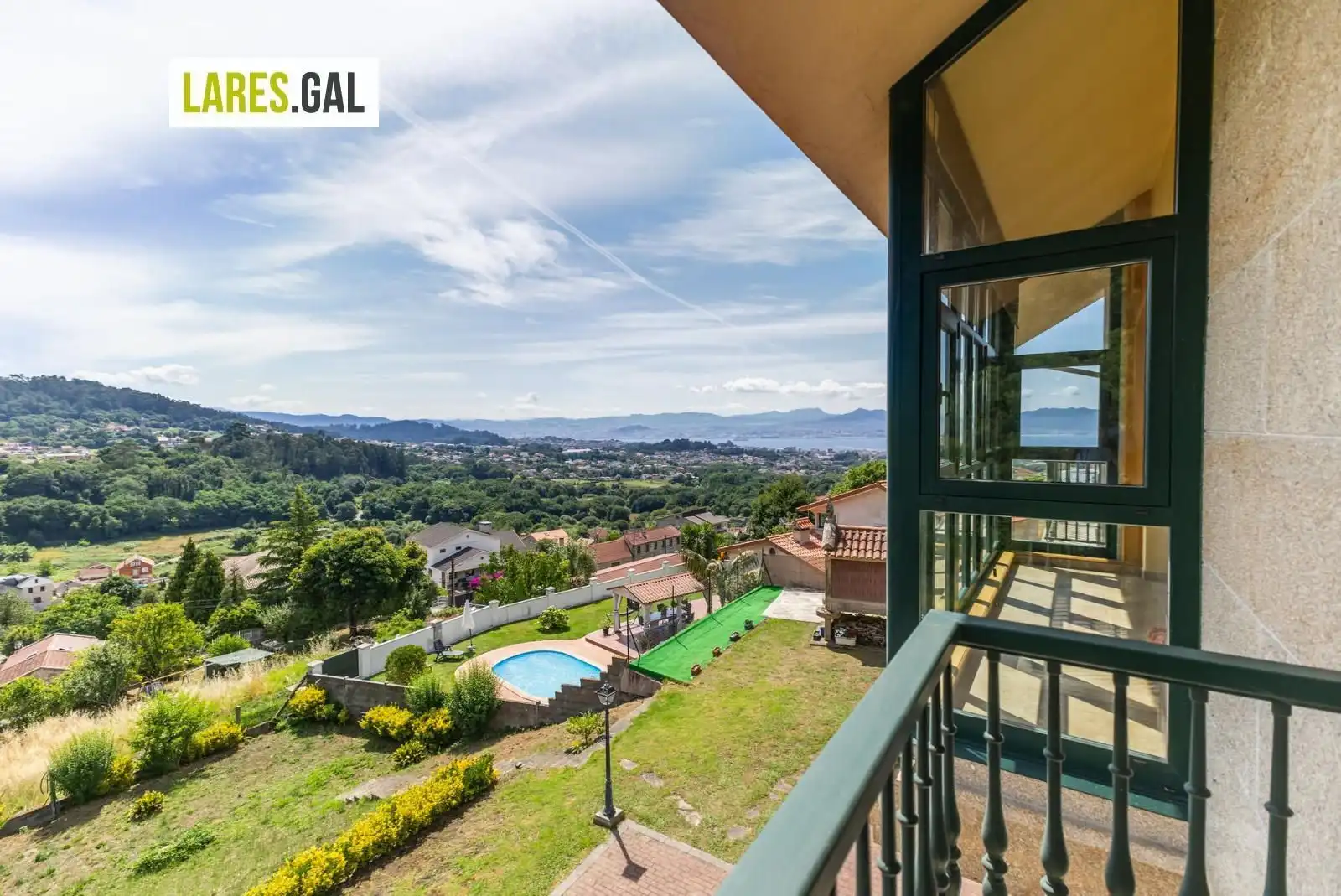Außenansicht von Haus oder Chalet zum Verkauf in Cangas  mit Heizung, Terrasse und Möbliert
