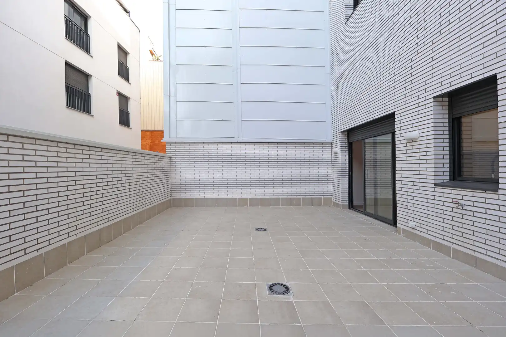 Außenansicht von Erdgeschoss zum Verkauf in L'Hospitalet de Llobregat mit Terrasse und Abstellraum
