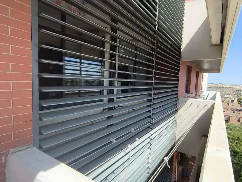 Vista exterior de Pis en venda en  Huelva Capital amb Aire condicionat, Piscina i Balcó