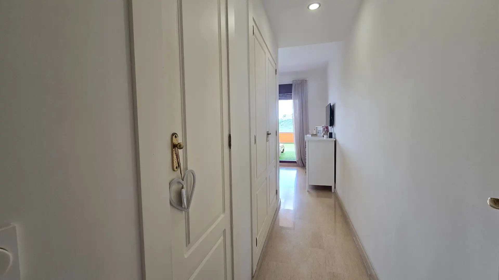 Wohnungen zum Verkauf in Manilva mit Klimaanlage, Privatgarten und Terrasse