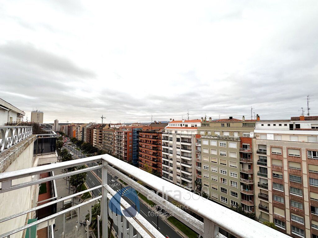 Vista exterior de Àtic en venda en  Logroño amb Calefacció i Terrassa