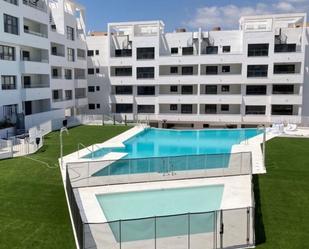 Schwimmbecken von Wohnung miete in Estepona mit Klimaanlage und Terrasse